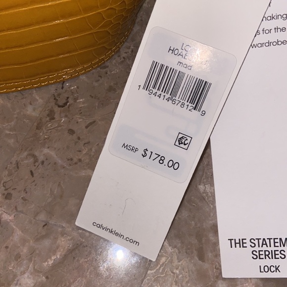 NWT🌼Calvin Klein Lock Embossed Crossbody Bucket - Picture 6 of 16